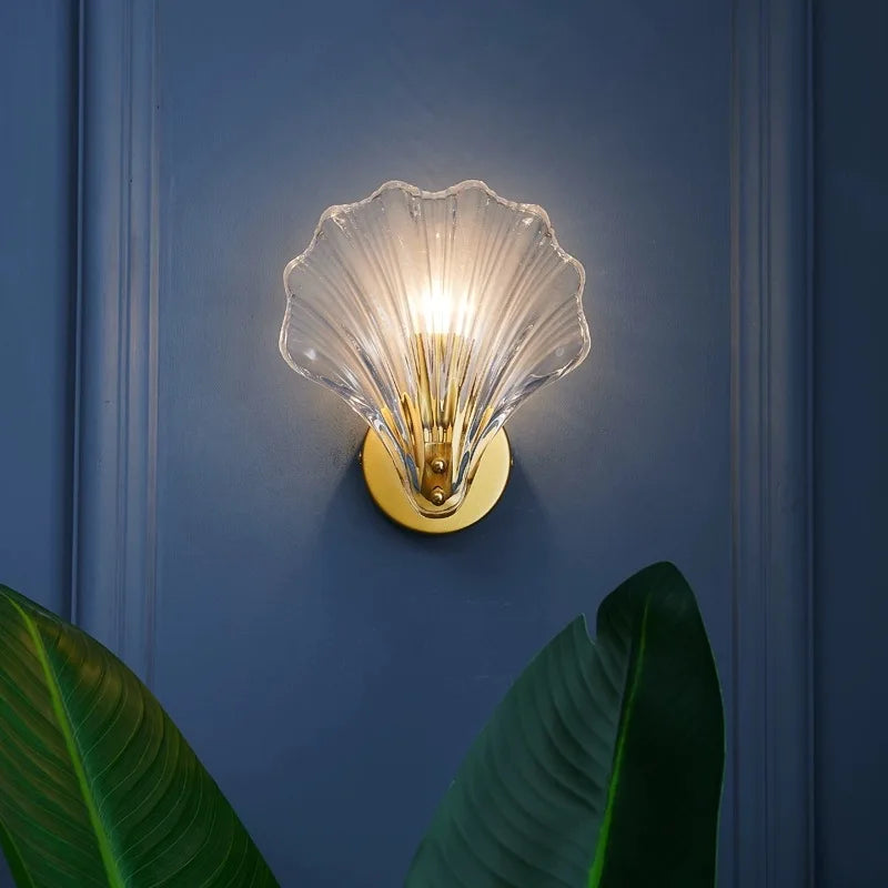 Glazen wandlamp in schelpvorm met elegante uitstraling