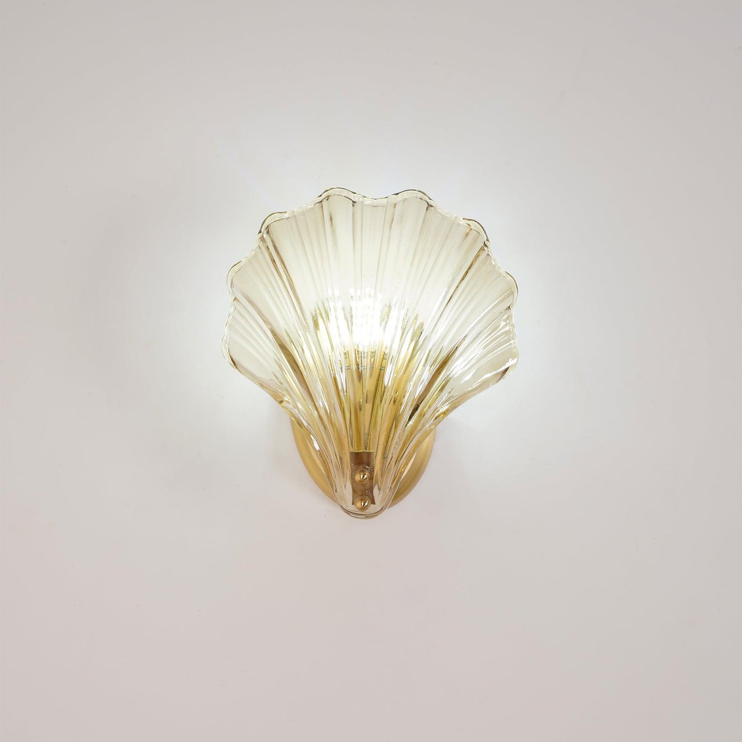 elegante wandlamp in schelpdesign