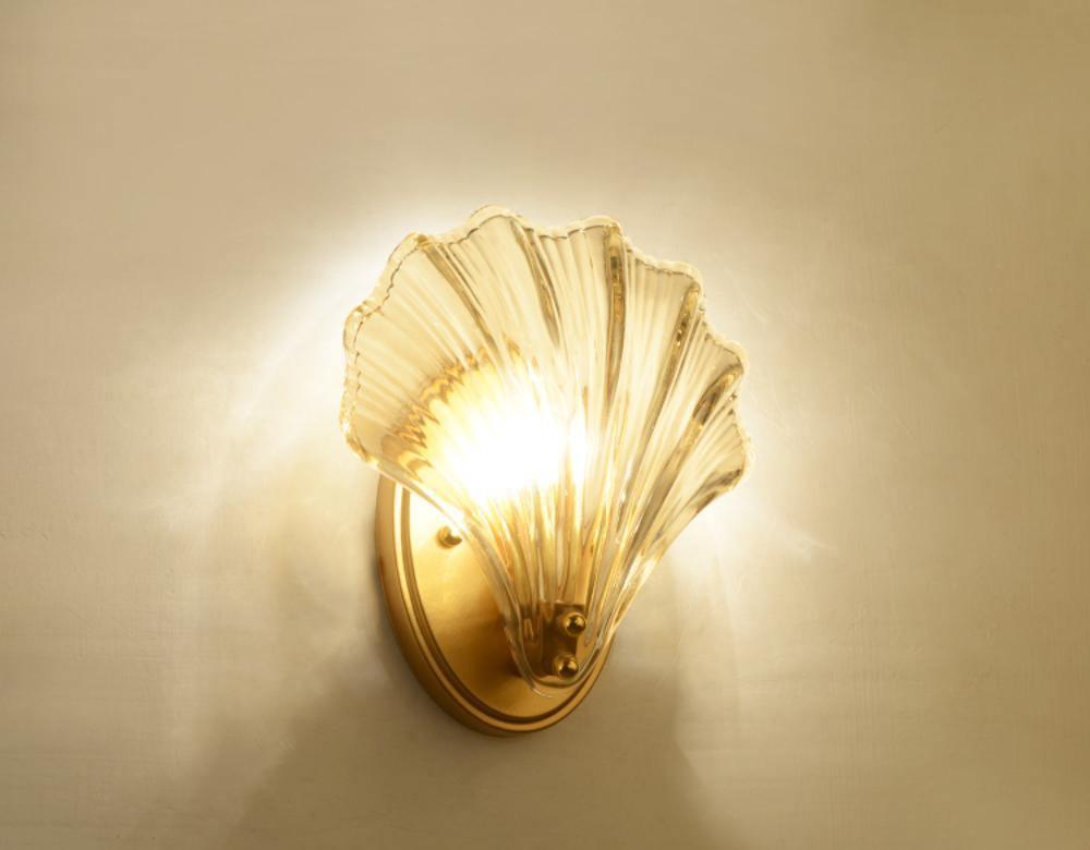 elegante wandlamp in schelpdesign