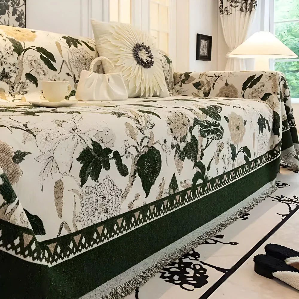 Beschermende sofahoes in een sfeervolle woonkamer