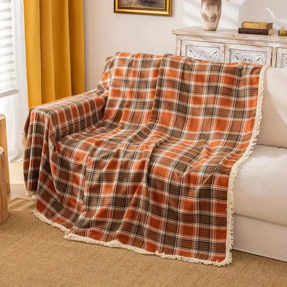 Wasbare kastanjebruine microvezel sofahoes met antislip op een bank