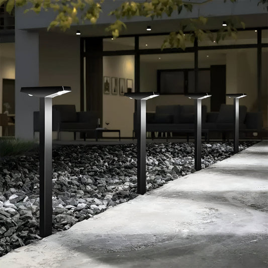 Solar tuinlamp voor buiten met grondpen in een moderne tuin