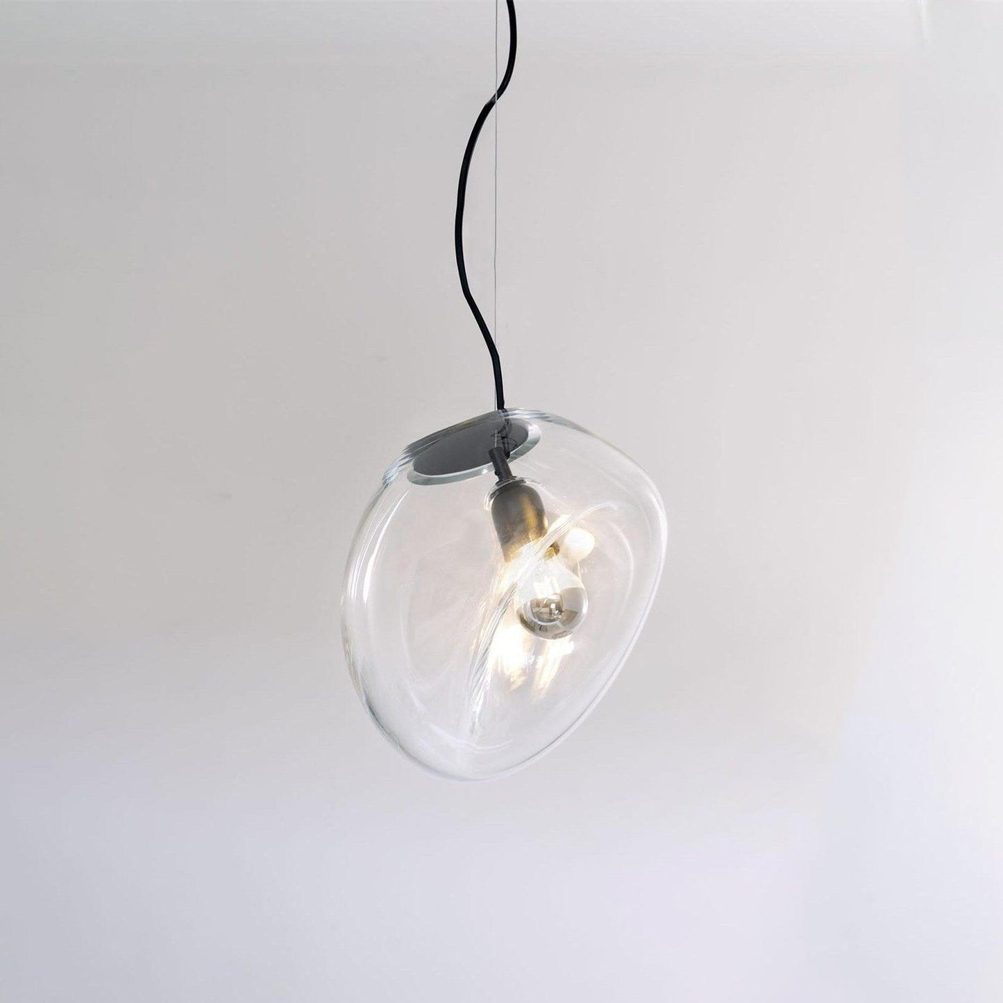 elegante hanglamp in de vorm van een waterdruppel