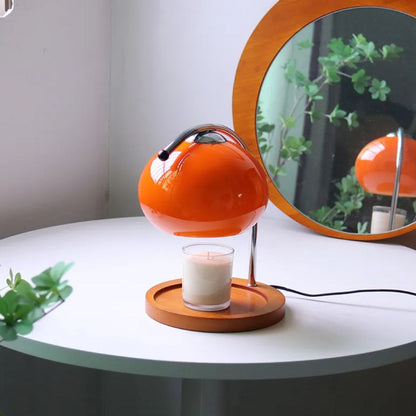 Elegante tafellamp naast woonaccessoires