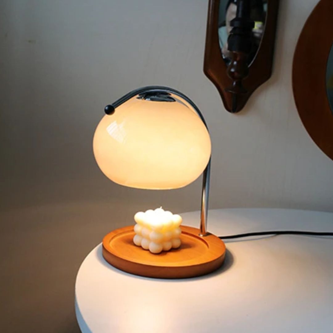 sfeervolle tafellamp op een houten tafel