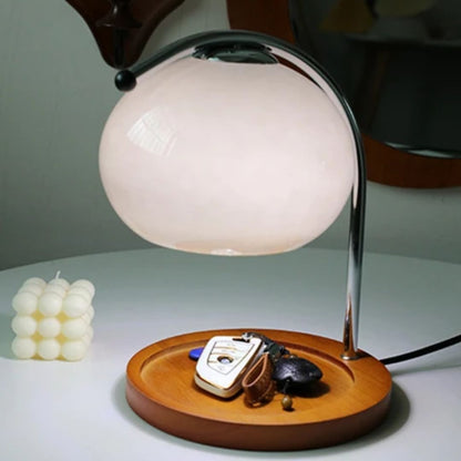 Retro glazen tafellamp als decoratieve blikvanger