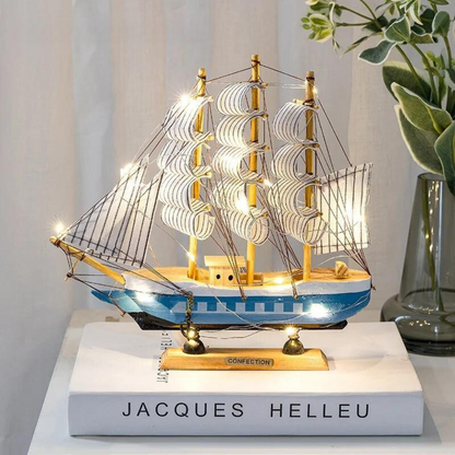 Sfeerlamp met houten zeilschip en geïntegreerde ledverlichting