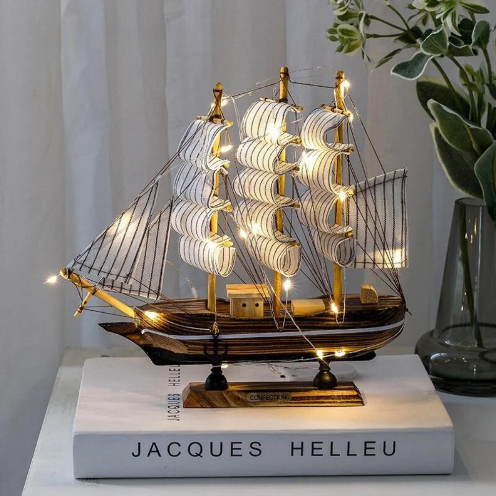 houten decoratieve lamp in de vorm van een zeilschip met ledverlichting