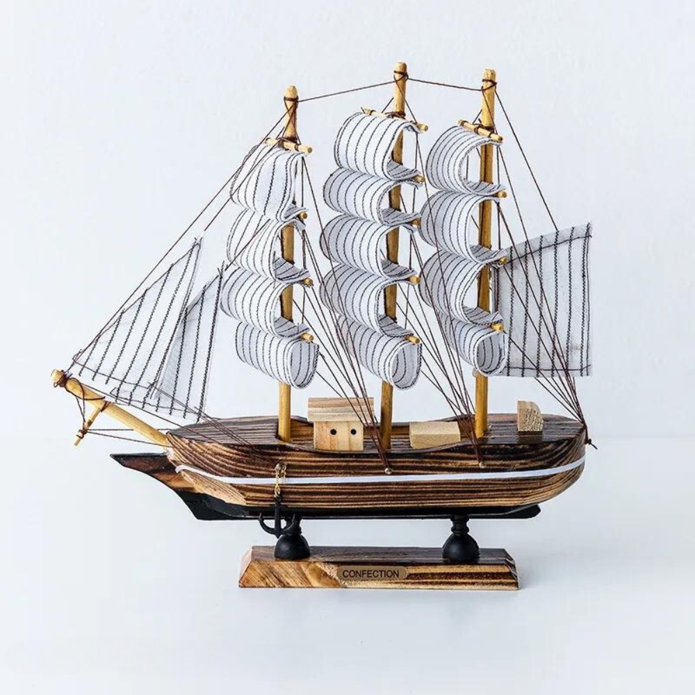 zeilschip-sculptuur van hout met warme ledverlichting als sfeerlamp