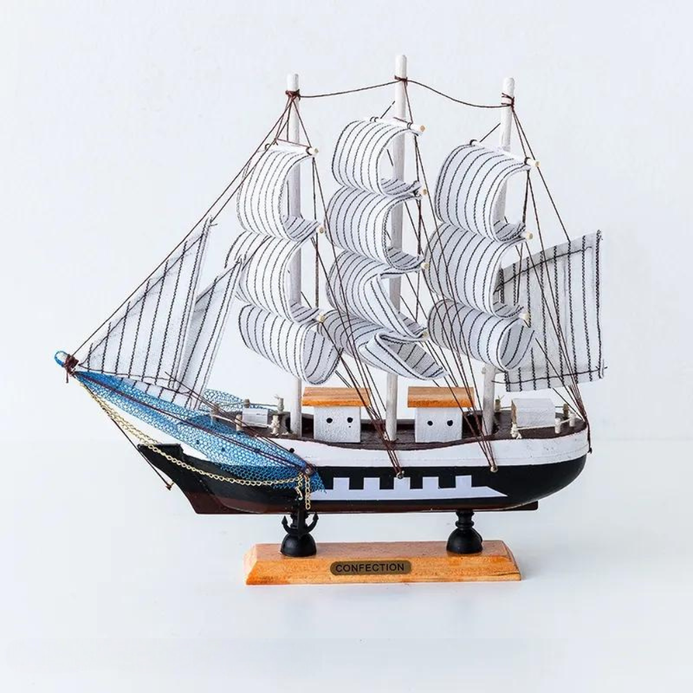 maritieme decoratielamp met houten zeilschip op een voet