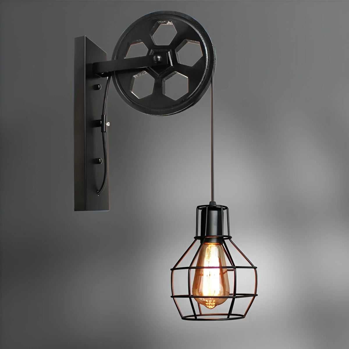 Wandlamp met metalen frame en glazen elementen aan de muur
