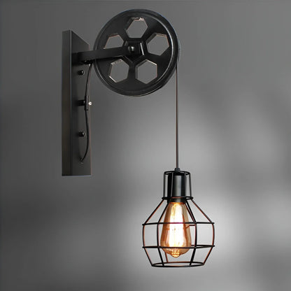Wandlamp met metalen frame en glazen elementen aan de muur