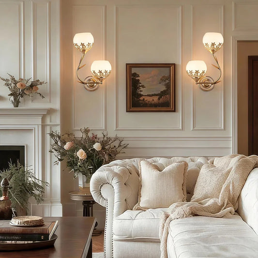 Florale wandlamp met reliëfglazen kap aan de muur