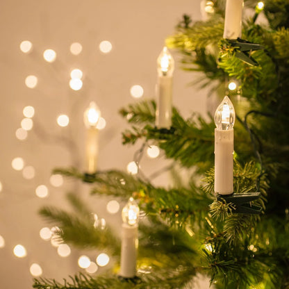 Warmwitte kerstverlichting gelijkmatig verdeeld over een kerstboom