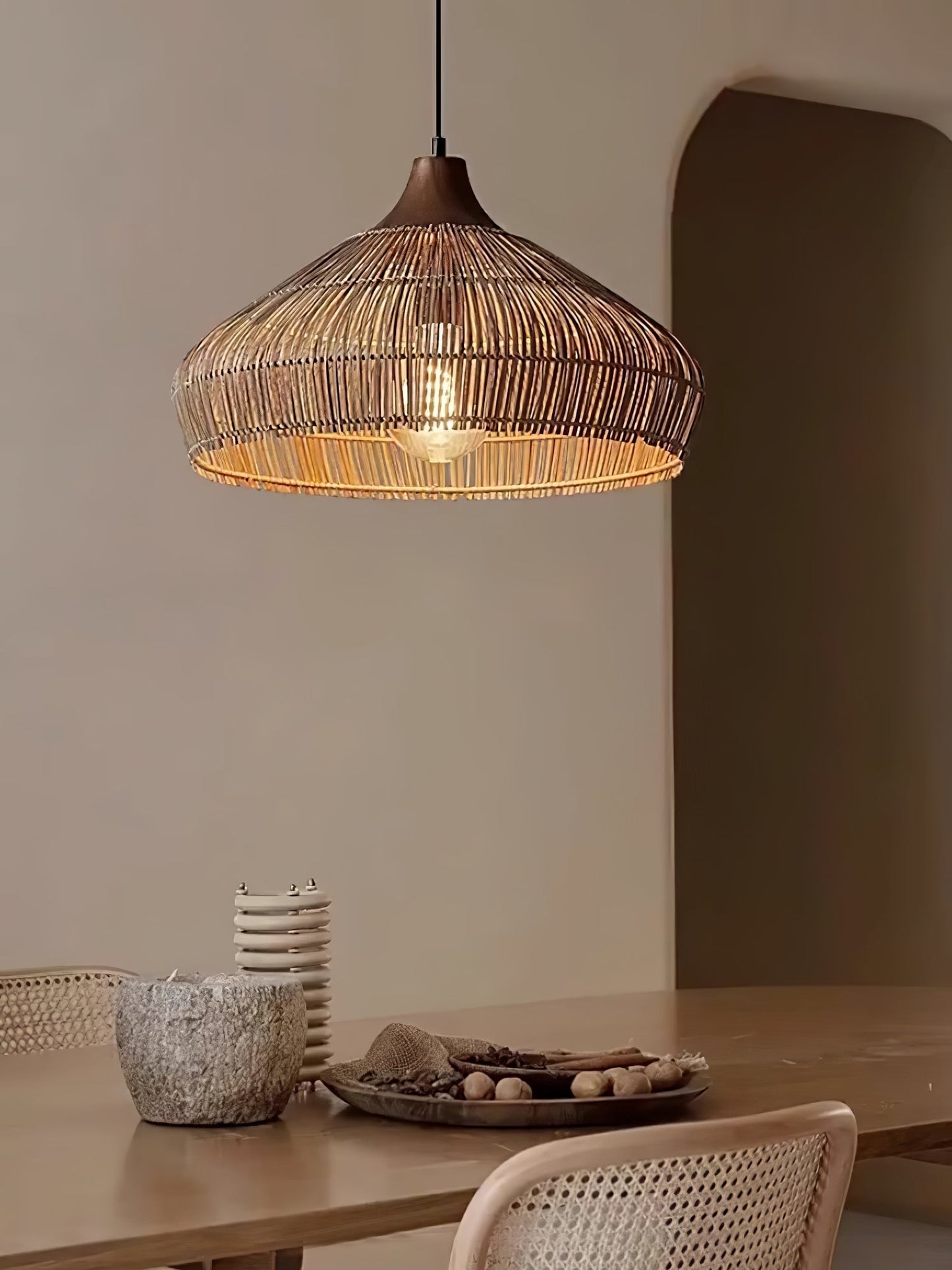 stijlvolle rotan hanglamp met rieten accenten