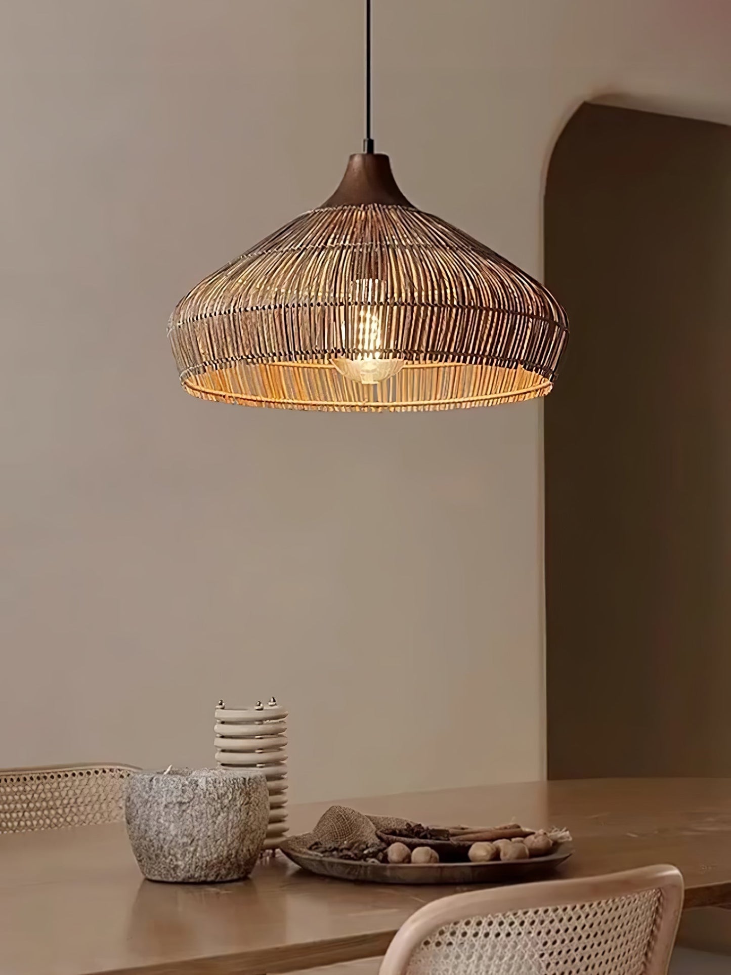 stijlvolle rotan hanglamp met rieten accenten