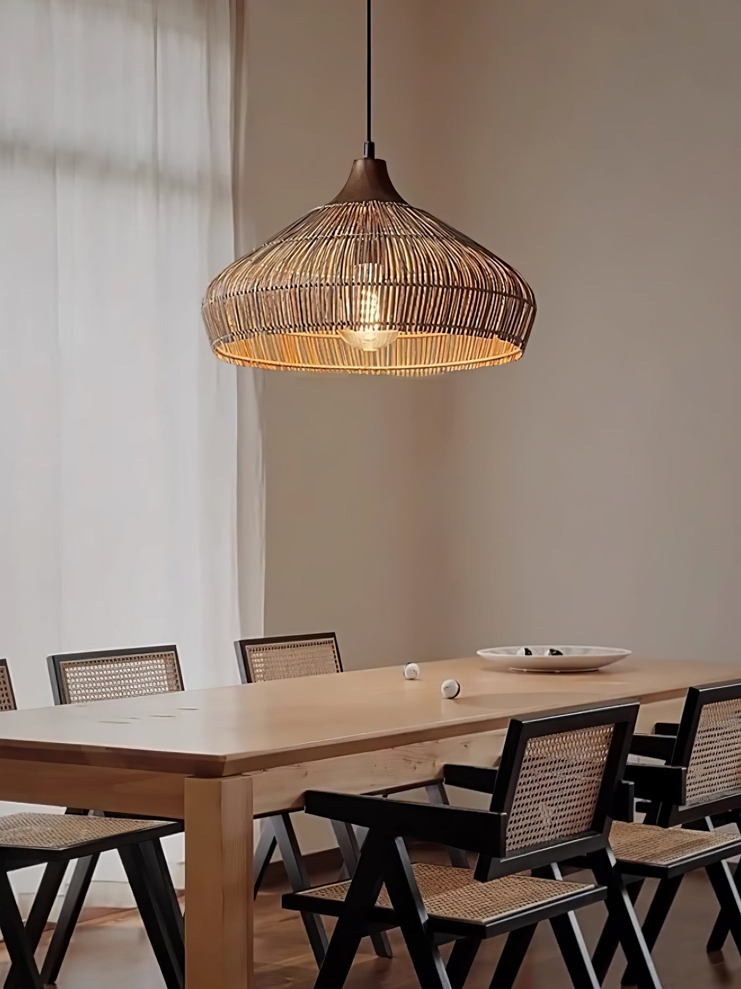 stijlvolle rotan hanglamp met rieten accenten