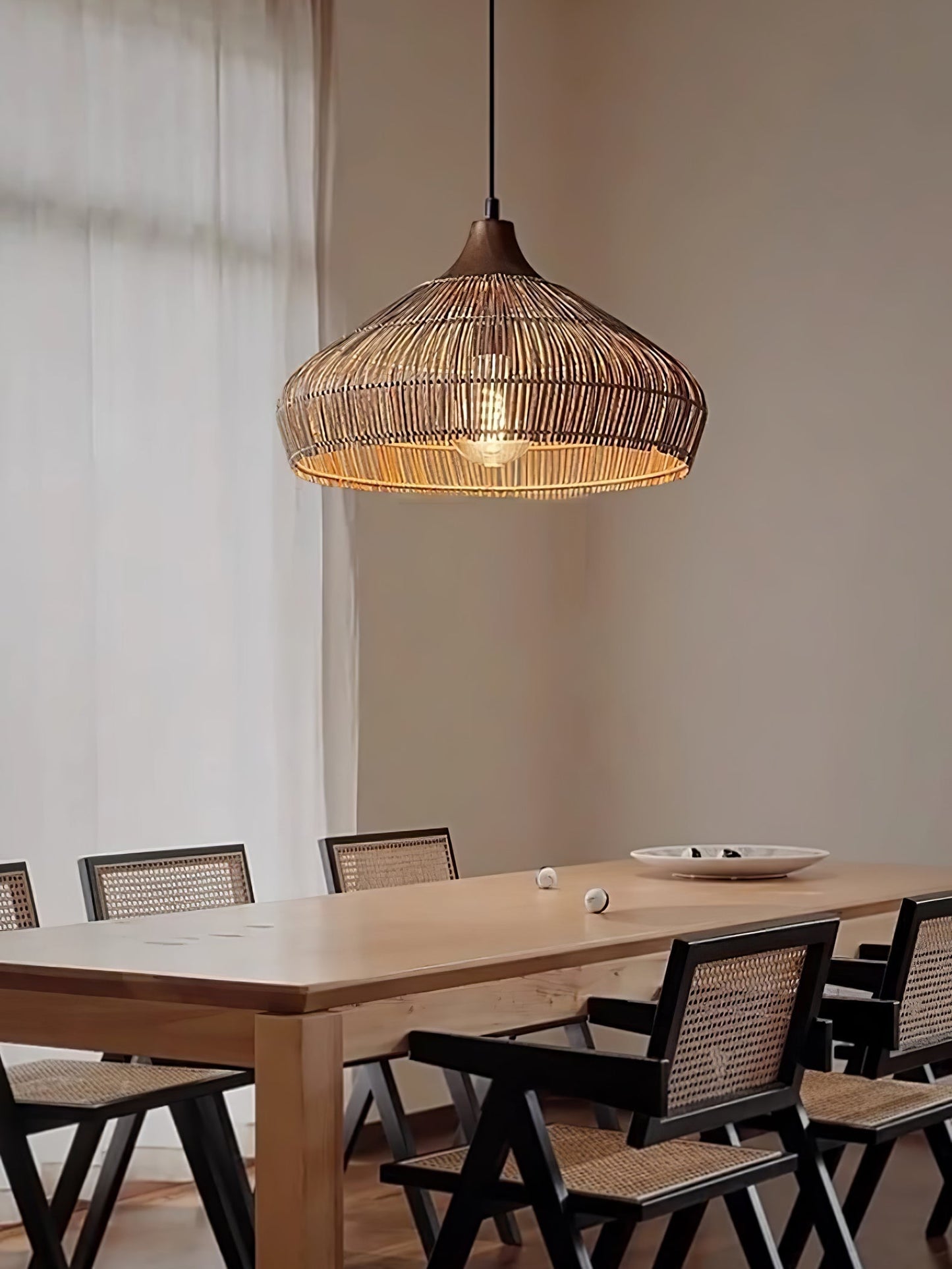 stijlvolle rotan hanglamp met rieten accenten