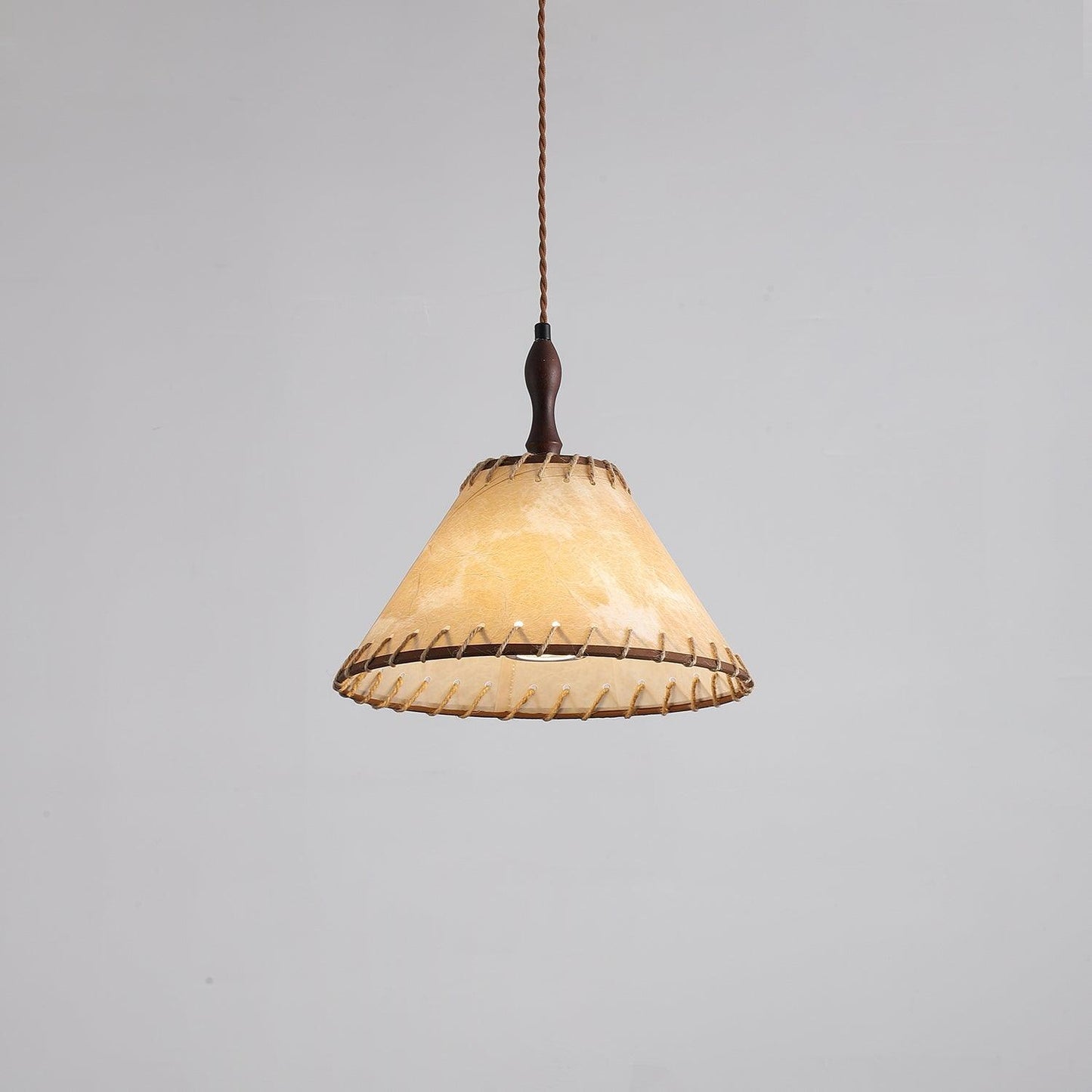 stijlvolle hanglamp van hout en stof