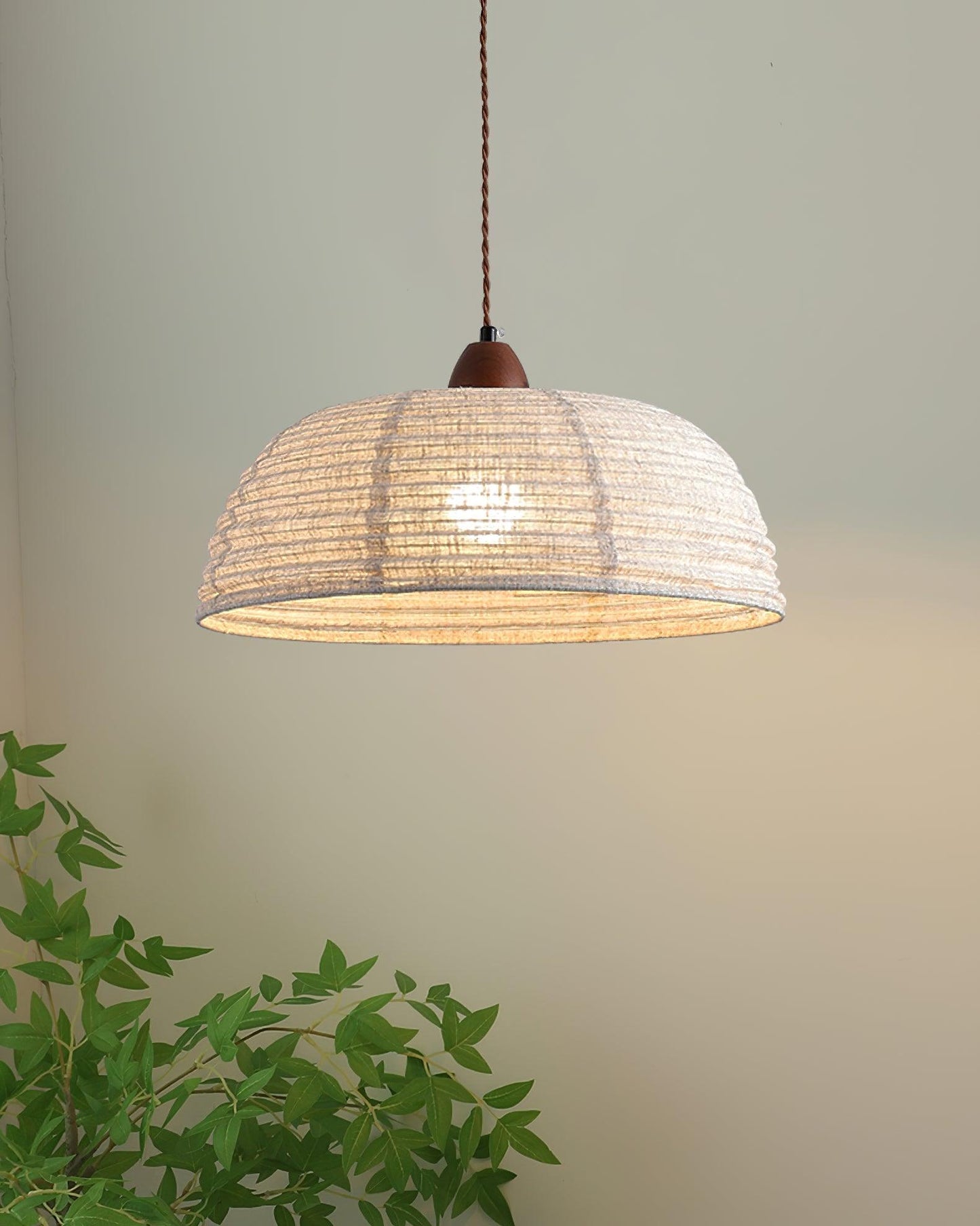 stijlvolle hanglamp van hout en stof