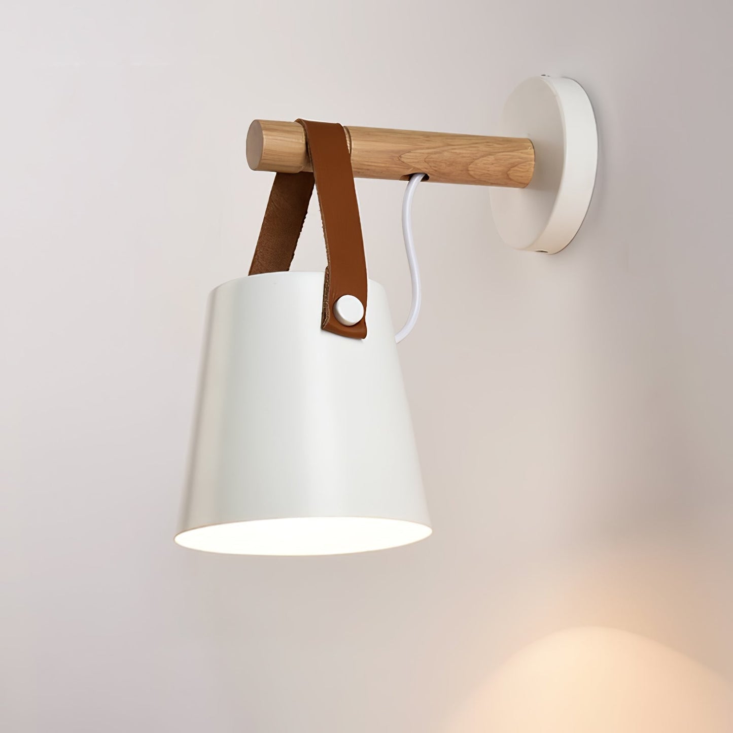 stijlvolle houten conische wandlamp voor een warme sfeer