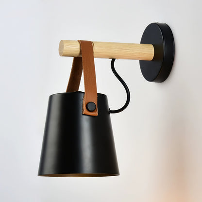 Stijlvolle houten conische wandlamp voor een warme sfeer