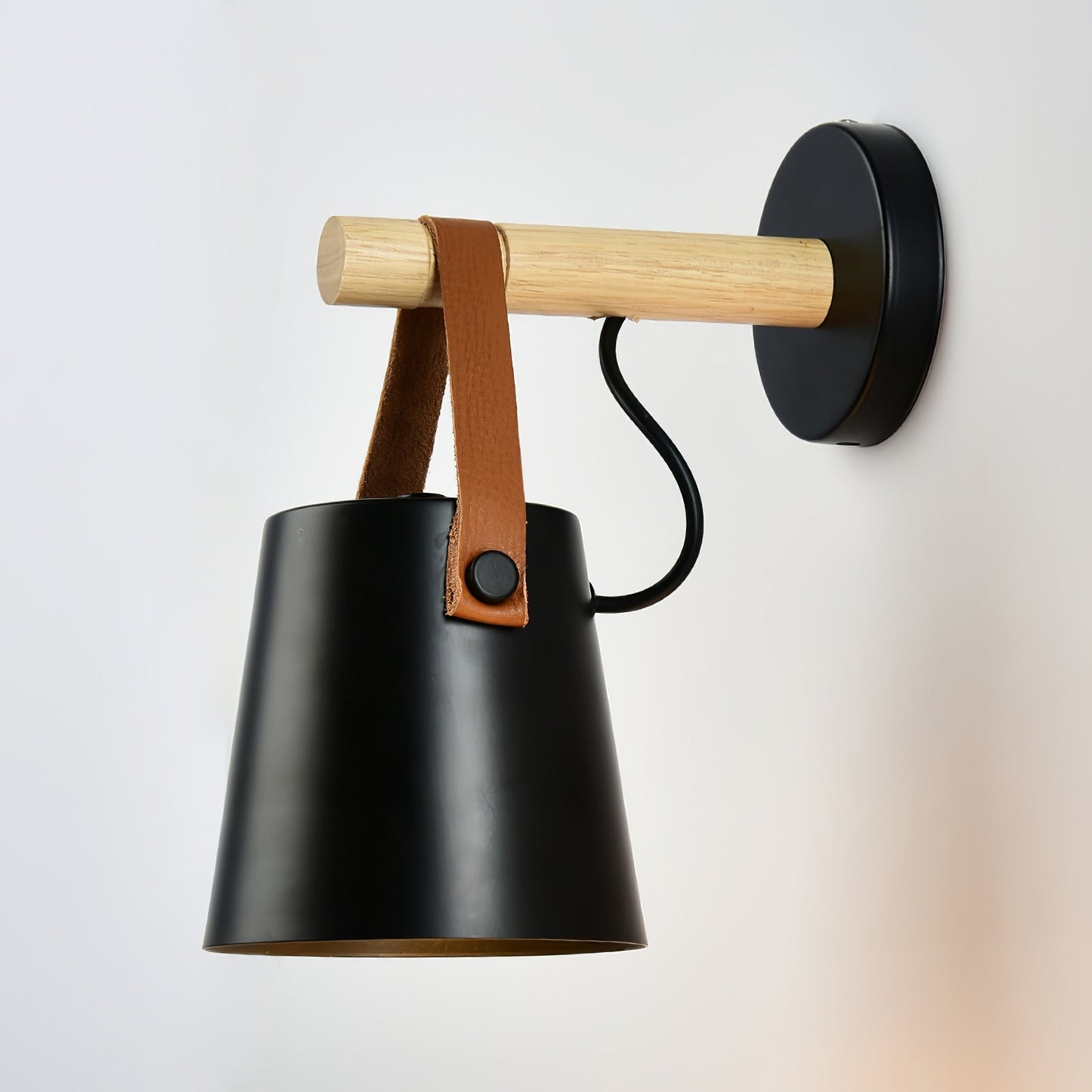 stijlvolle houten conische wandlamp voor een warme sfeer