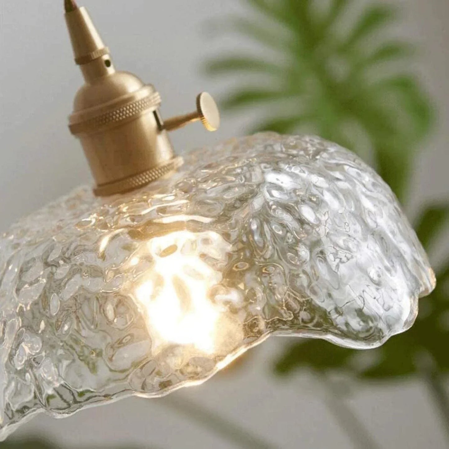 elegante messingen glazen hanglamp met een uniek ontwerp