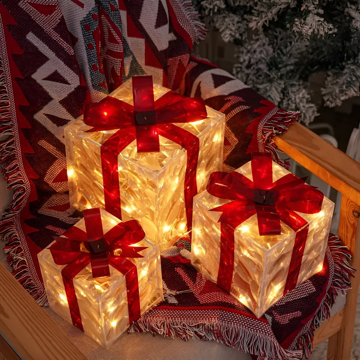 transparante kerstdecoratie met rode linten in een woonruimte