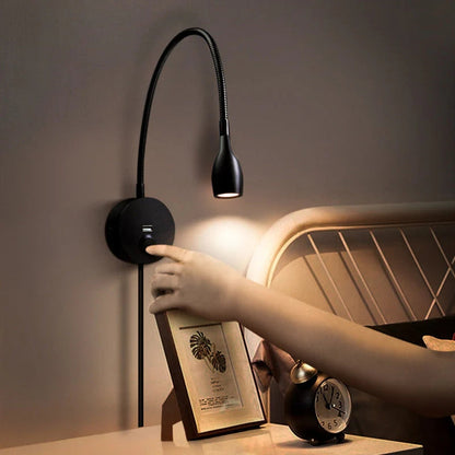 Detail van de ingebouwde USB-aansluiting op de verstelbare wandlamp