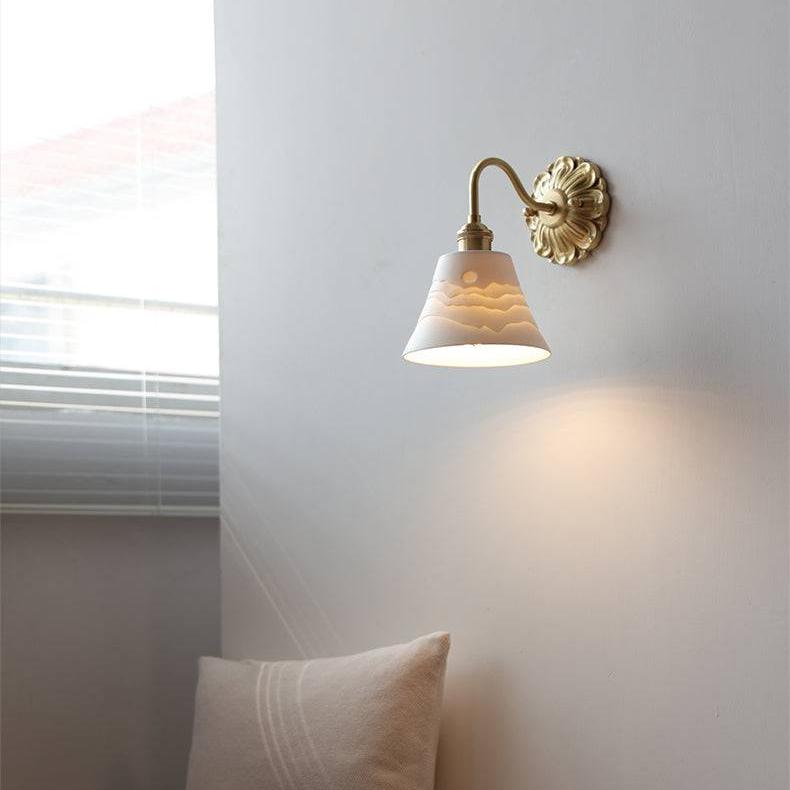 elegante keramische wandlamp in messing ontwerp