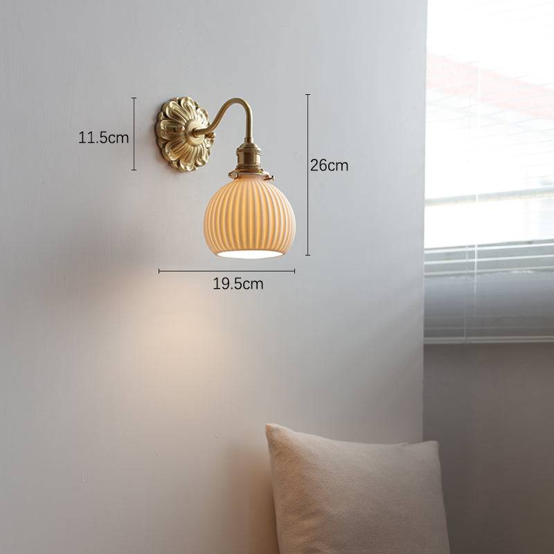 elegante keramische wandlamp in messing ontwerp