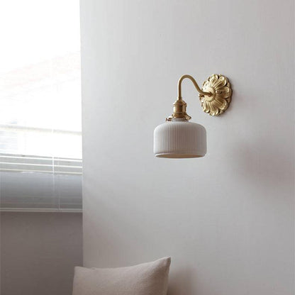 Elegante keramische wandlamp in messing ontwerp