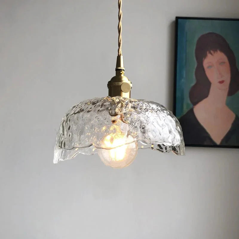 elegante messingen glazen hanglamp met een uniek ontwerp