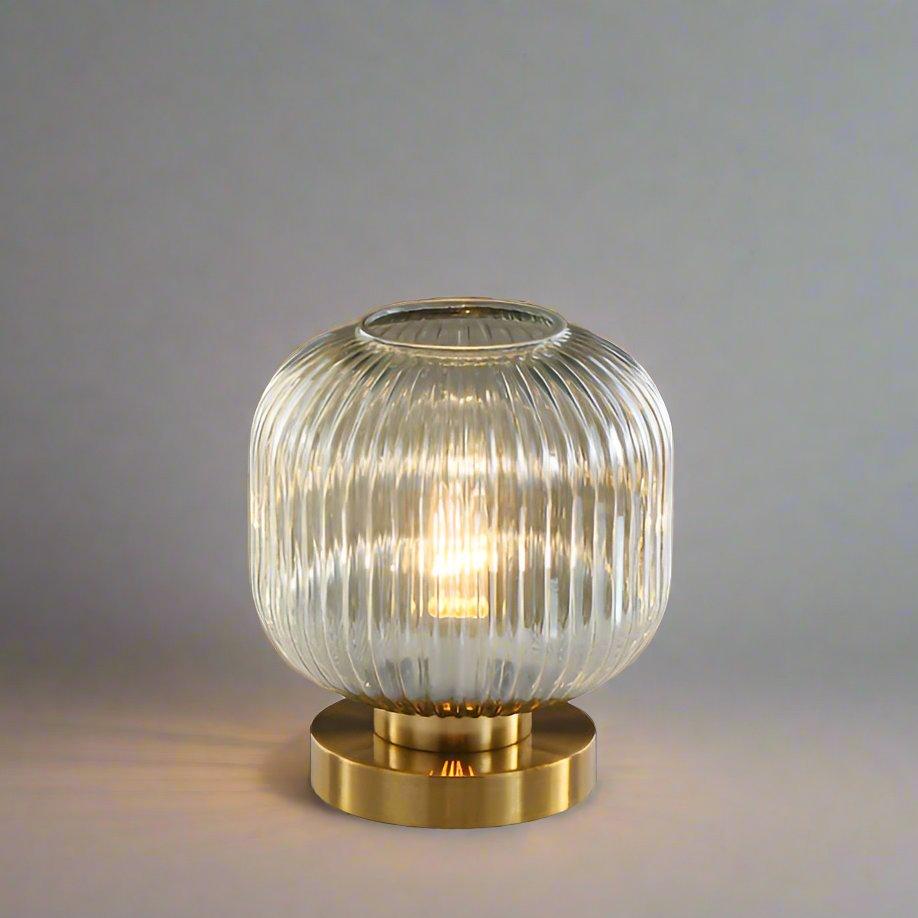 amberkleurige glazen tafellamp scandinavisch design