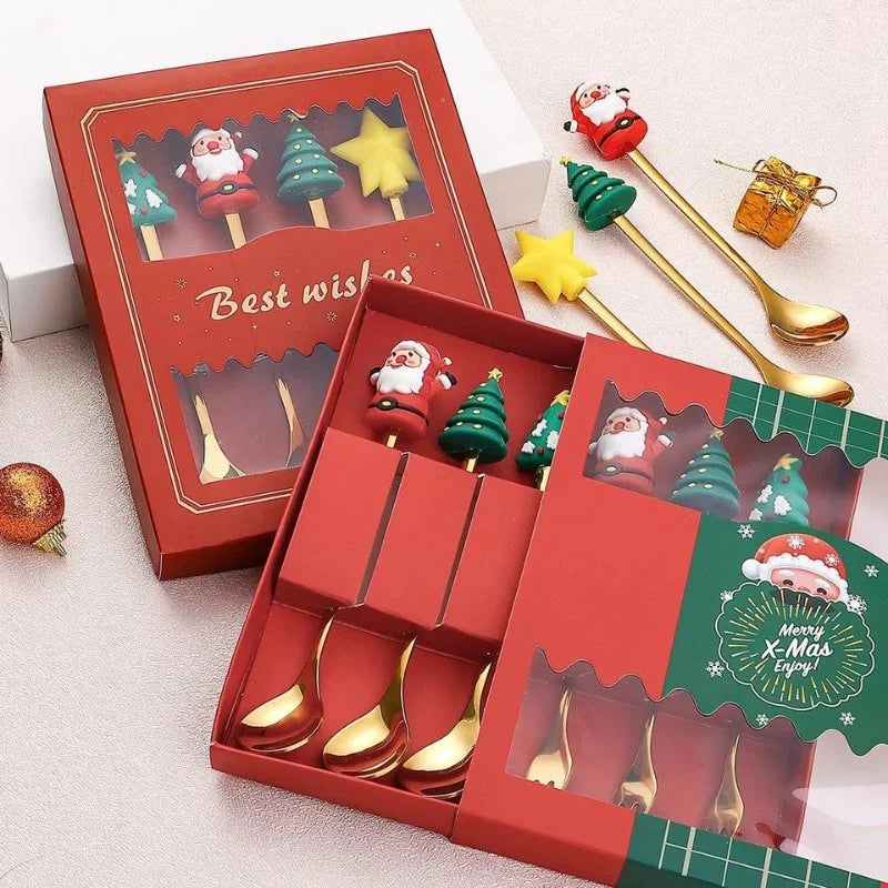 roestvrijstalen kerstbestek naast feestelijke kersttafelversiering