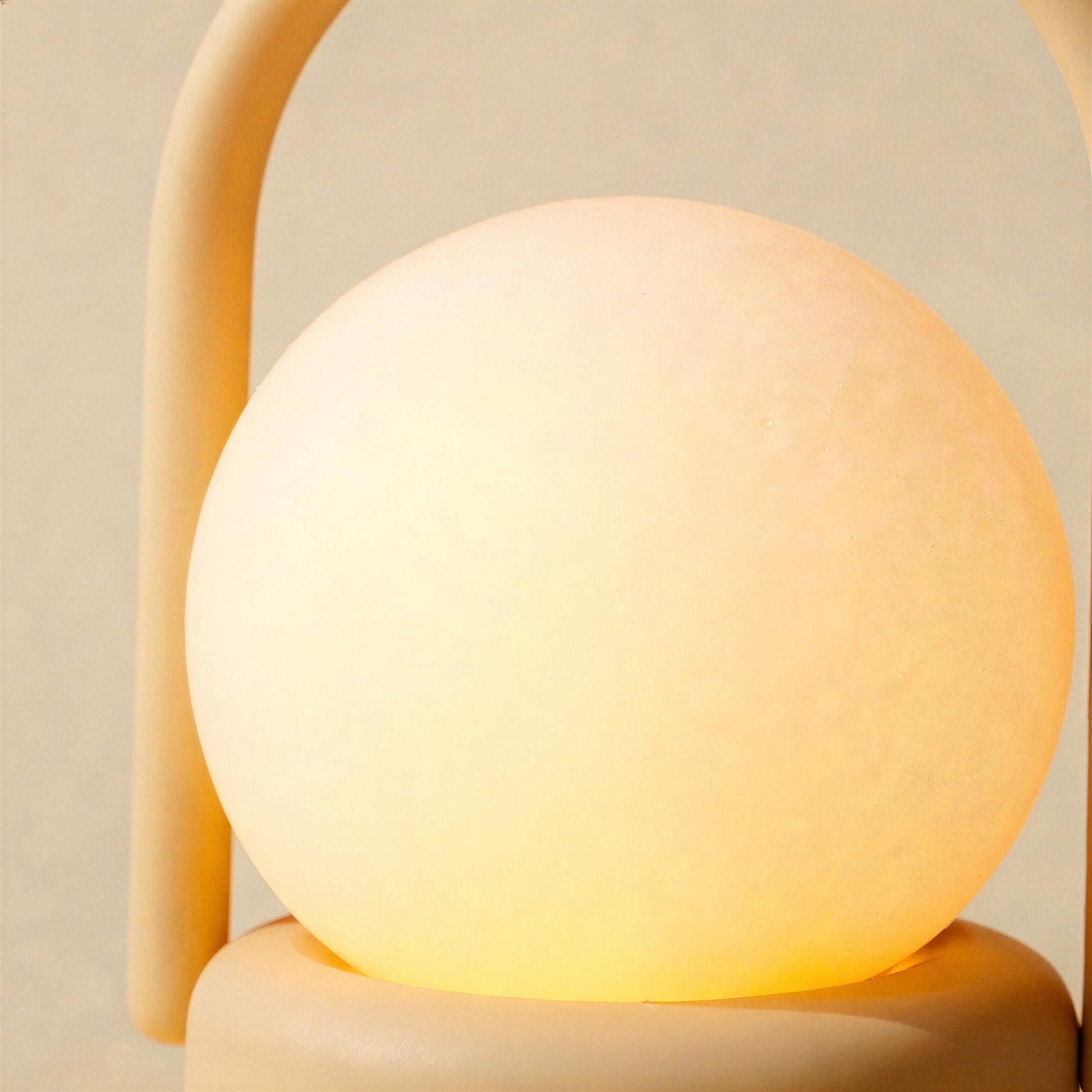 Matglazen bol tafellamp met zacht LED-licht op tafel in een modern interieur