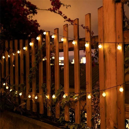 Detail van het zonnepaneel en de ledverlichting van het lichtsnoer