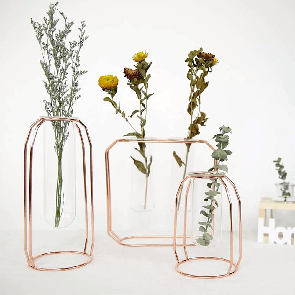 Decoratieve vaas van messing met contourlijn