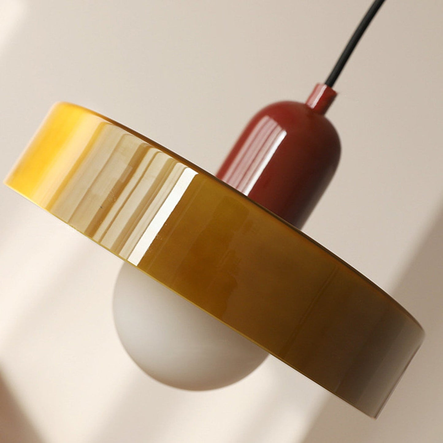 stijlvolle bauhaus hanglamp in kleurrijk glas