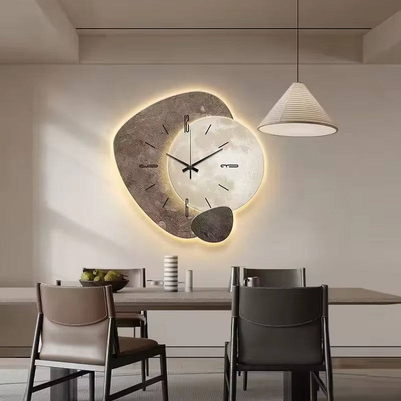 wandklok met maanmotief en subtiele verlichting in organische vorm