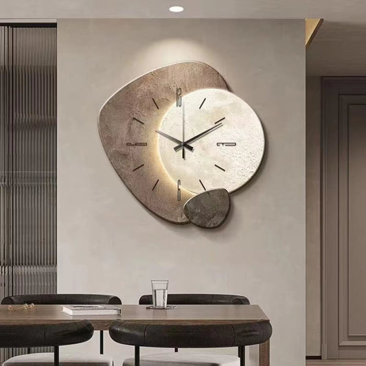 Minimalistische wandklok met maanmotief in organische vorm aan de muur