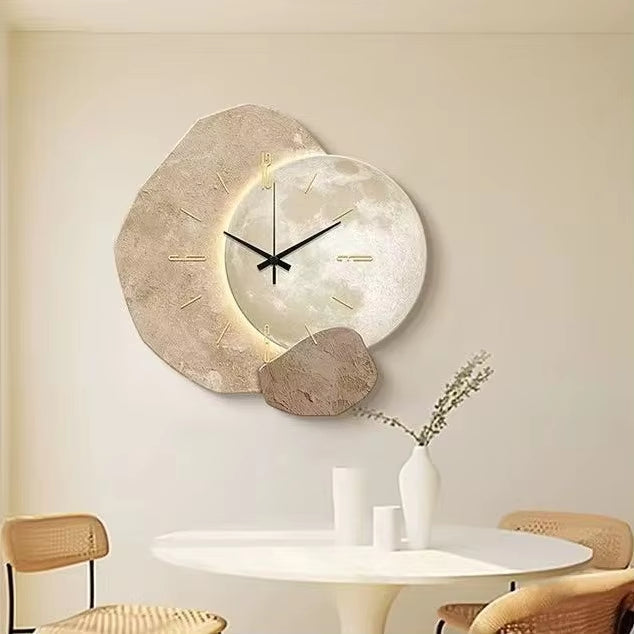 Minimalistische wandklok met maanmotief in een moderne interieursetting