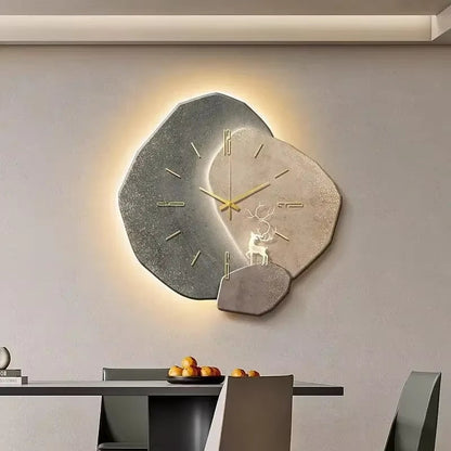 Close-up van de wandklok met maanmotief en minimalistische wijzerplaat