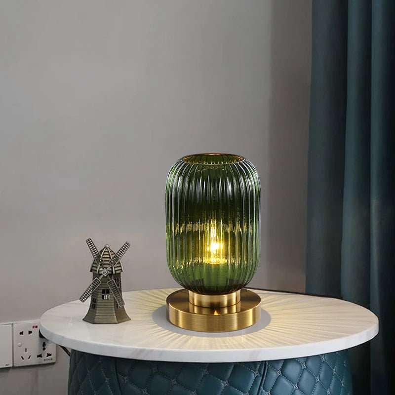 amberkleurige glazen tafellamp scandinavisch design