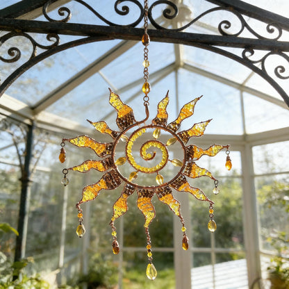 Decoratieve kristallen zonvanger als elegante raamdecoratie