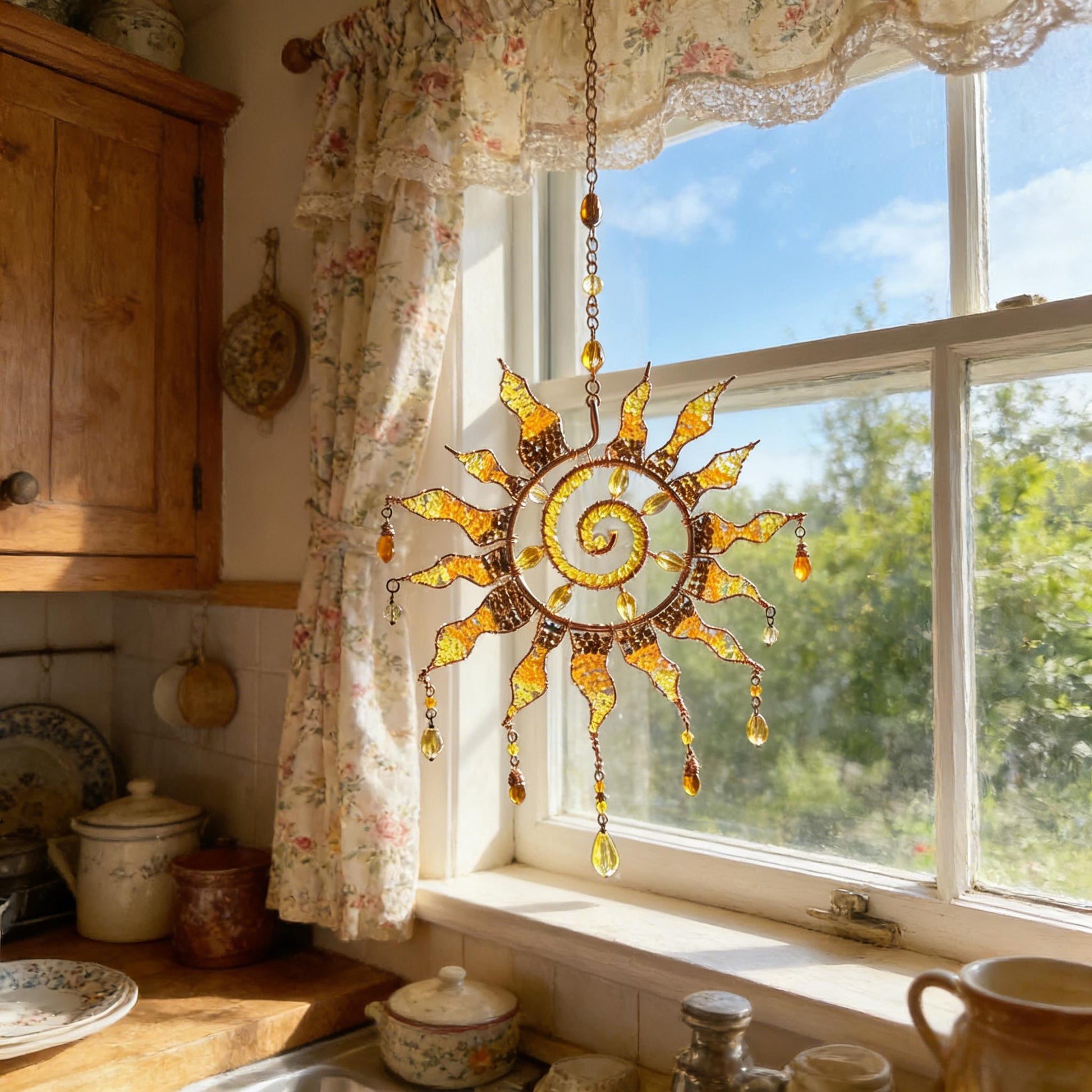 Handgemaakte zonvanger met kristallen ornament hangend voor een raam
