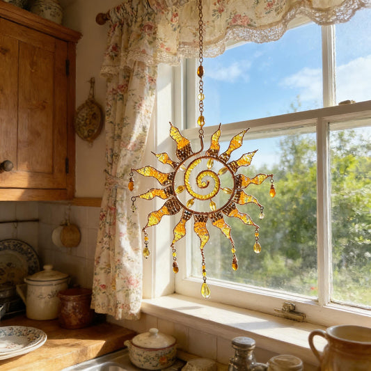 Handgemaakte zonvanger met kristallen ornament hangend voor een raam