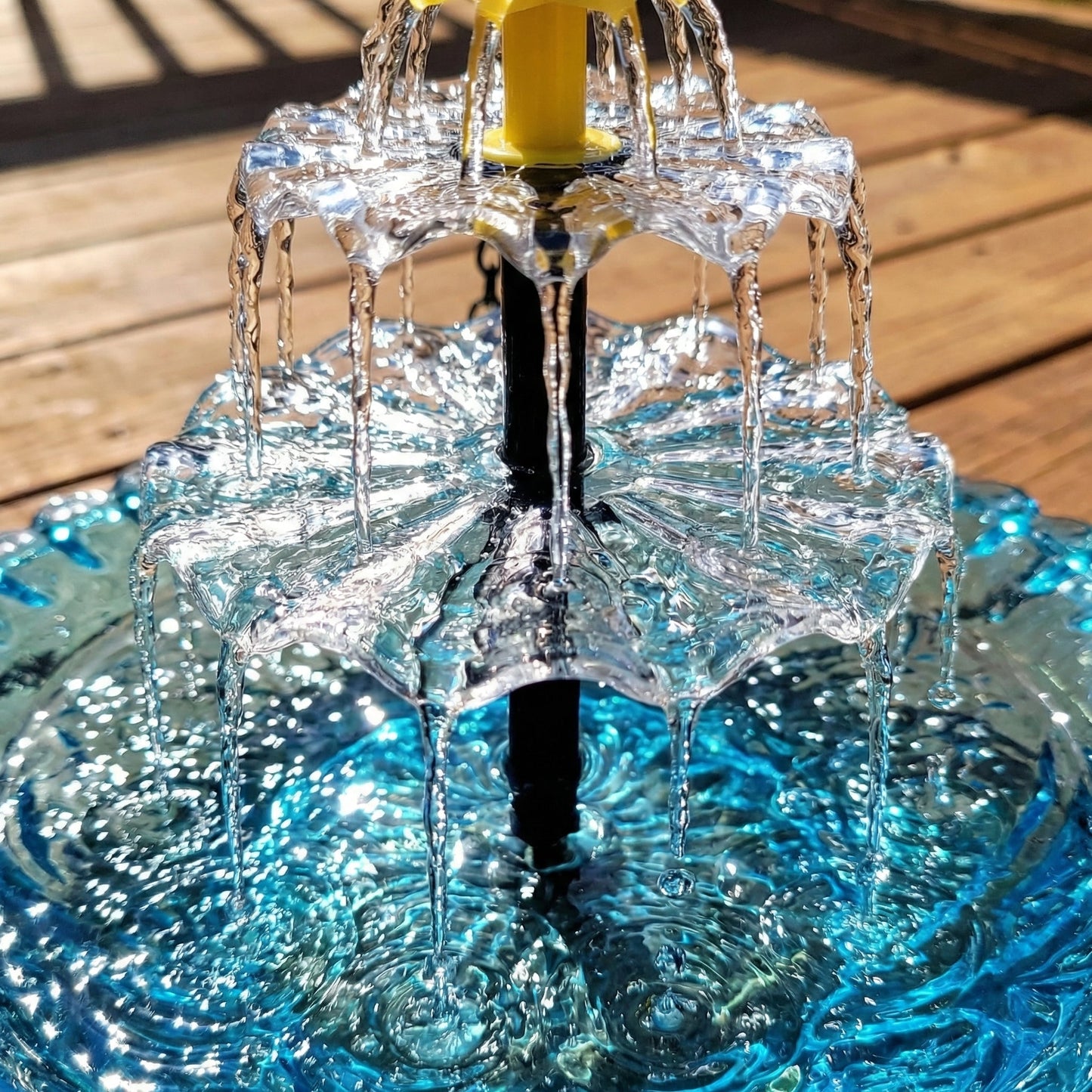 zonne-energie hangfontein met twee-traps waterval