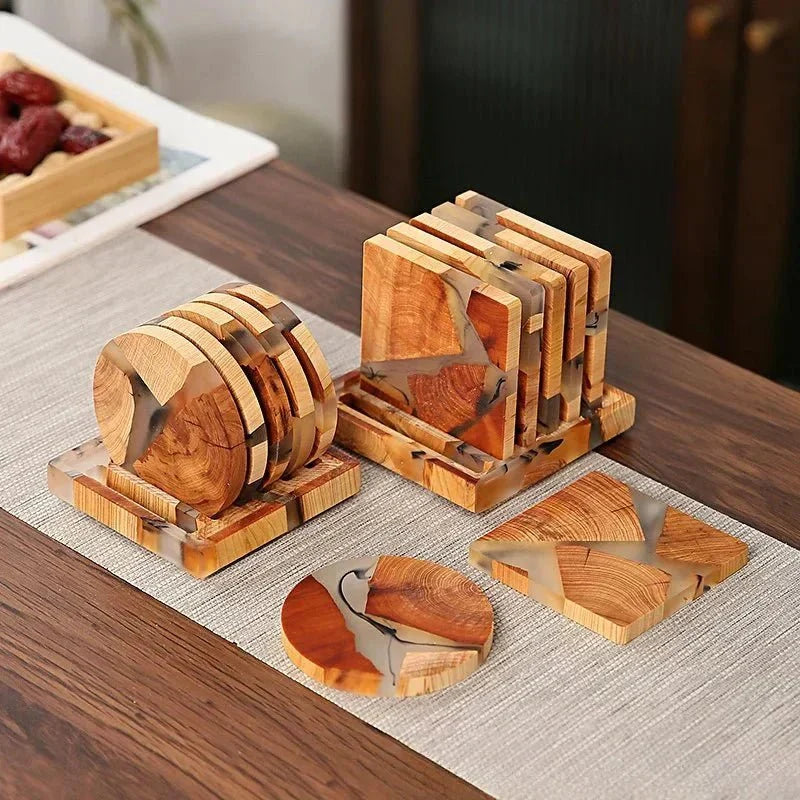 decoratieve houten onderzetters op een gedekte tafel